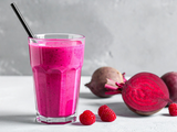 Eein Glas mit Strohhalm mit dem myLINE Himbeer-Rote Rübe-Smoothie zum Abnehmen und Gewicht halten