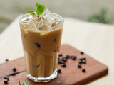 Veganer Iced Soja-Café-Latte – erfrischender Kaffeegenuss zum Abnehmen