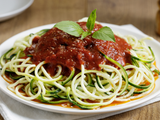 Zucchini-Nudeln mit Tomatensauce – leichter Genuss zum Abnehmen