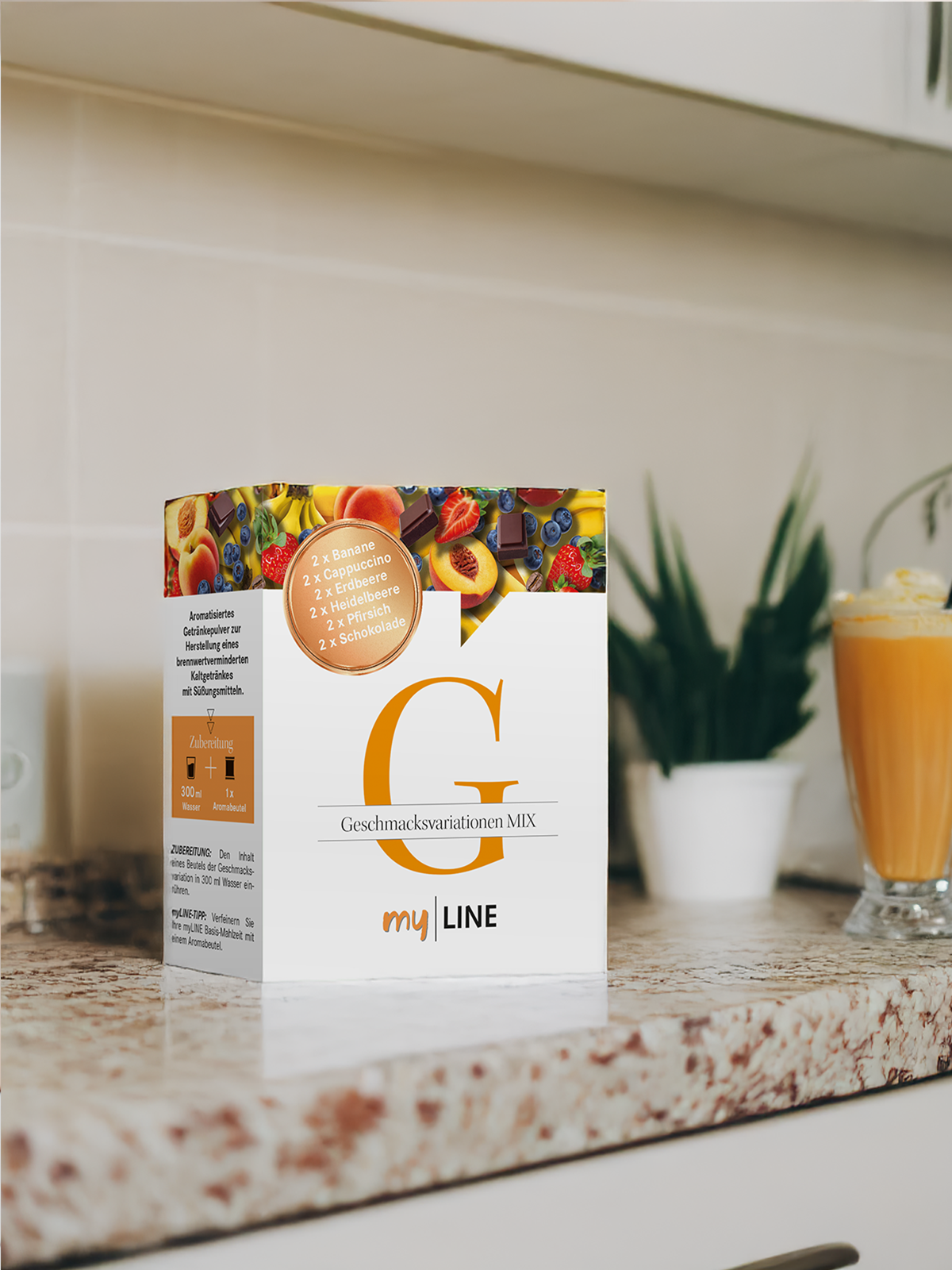 Eine Packung myLINE Geschmacksvariationen-Mix mit einem Shake in der Küche