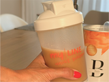 Eine Dose myLINE Basis und ein Shaker mit fertig zubereitetem myLINE Basis Abnehm-Shake