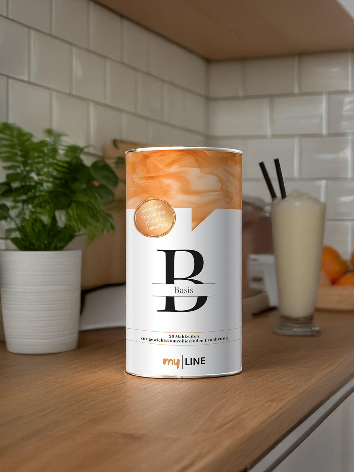 1 Dose myLINE Basis auf der Küche mit einem fertigen Shake im Glas