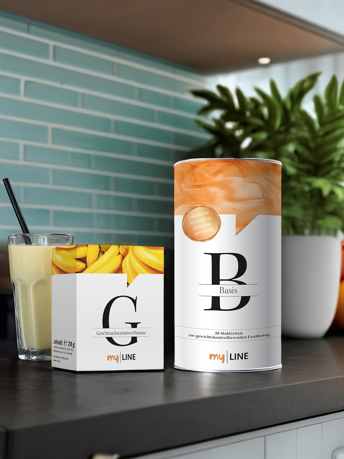 1 Dose myLINE Basis, 1 myLINE Geschmacksvariation Banane und ein fertiger Shake auf der Küche 