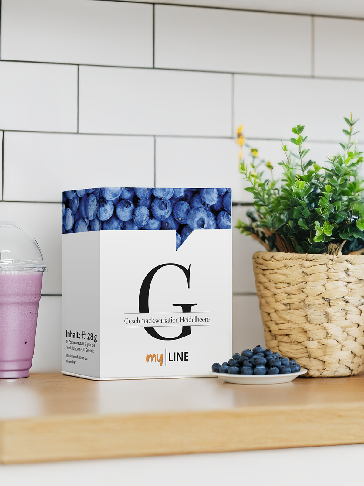 In der Küche eine Packung myLINE Geschmacksvariation Heidelbeere, Heidelbeeren und ein Shake zum Abnehmen