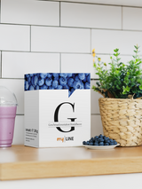 In der Küche eine Packung myLINE Geschmacksvariation Heidelbeere, Heidelbeeren und ein Shake zum Abnehmen