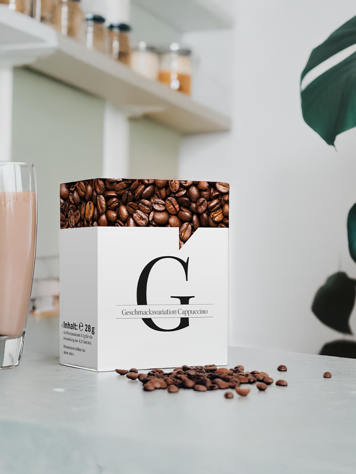 In einer Küche eine Packung myLINE Geschmacksvariation Cappuccino, Kaffeebohnen und ein Shake zum Abnehmen