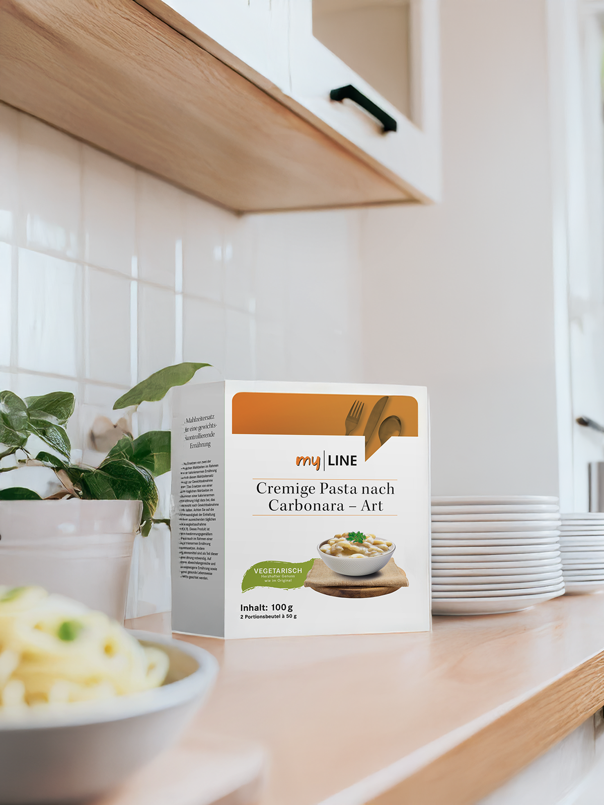 Eine Packung myLINE Cremige Pasta nach Carbonara-Art in der Küche
