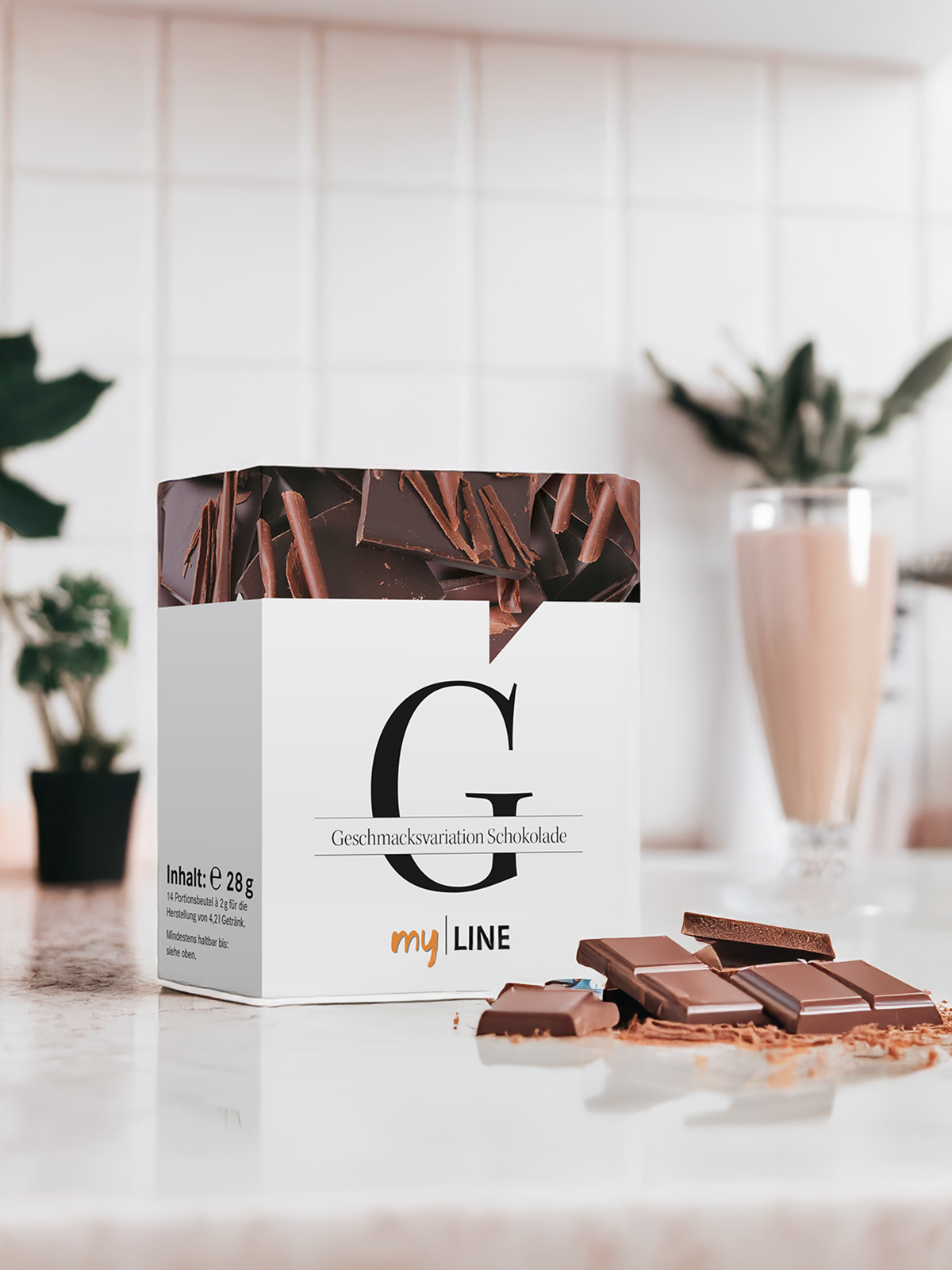 In einer Küche eine Packung myLINE Geschmacksvariation Schokolade, Schokoladenstücke und ein Schoko-Shake zum Abnehmen