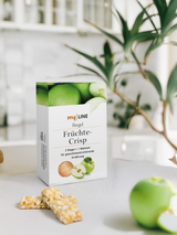 1 Packung myLINE Riegel Früchte-Crisp und 2 Riegel in der Küche