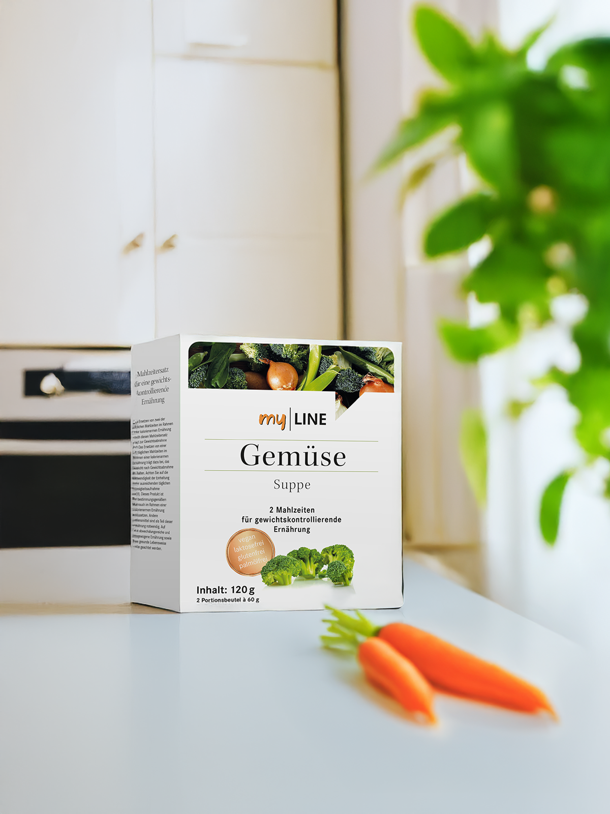 Eine Packung myLINE Gemüsesuppe und Karotten in der Küche