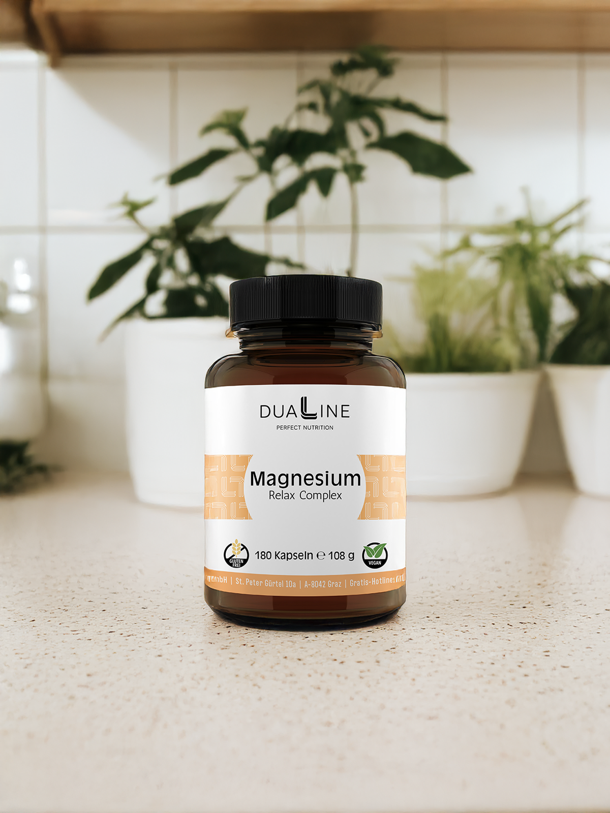 Eine Dose DUALINE Magnesium - Relax Complex und im Hintergrund Pflanzen
