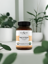 Eine Dose DUALINE Nail & Shine - Haare & Nägel Complex unterstützt die Schönheit deiner Nägel auf einem Tisch