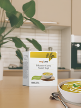 Eine Packung myLINE Pikanter Curry Nudel Topf in der Küche
