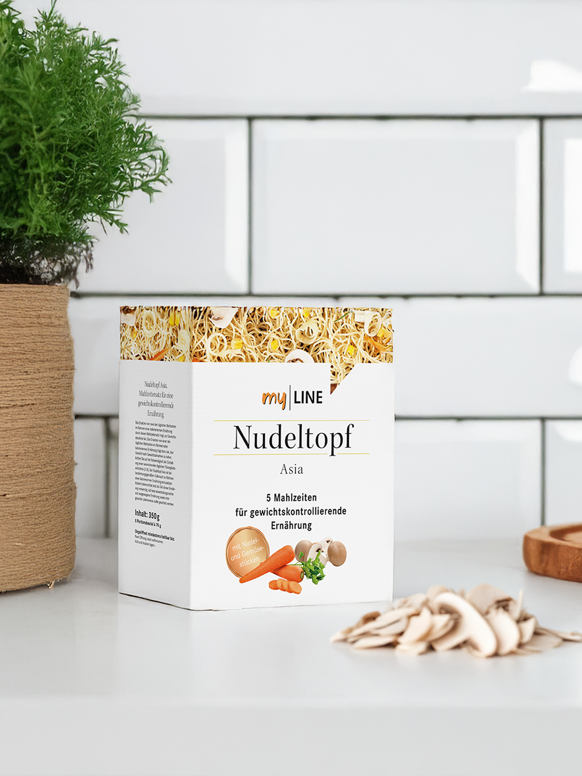 Eine Packung myLINE Nudeltopf Asia mit 5 Portionen in der Küche