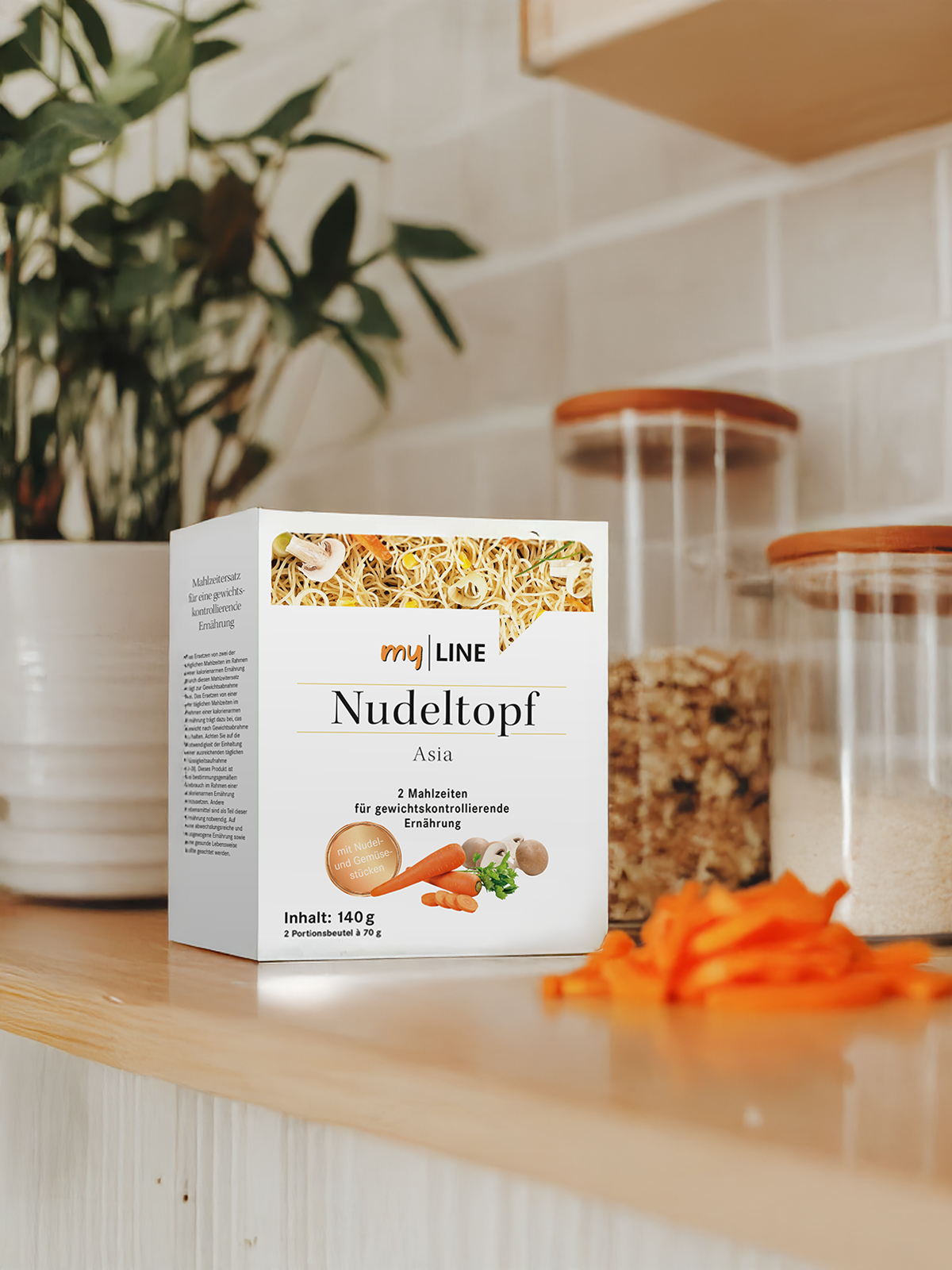 Eine Packung myLINE Nudeltopf Asia in der Küche