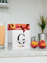 In einer Küche eine Packung myLINE Geschmacksvariation Pfirsich, Pfirsiche und ein Shake zum Abnehmen