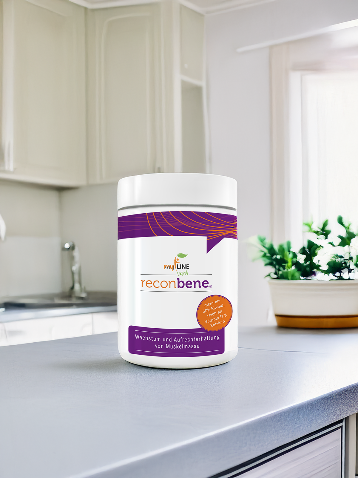 reconbene Molkenprotein steht auf der Küchentheke: Nahrungsergänzung ideal für Training, Muskelregeneration und aktiven Lebensstil