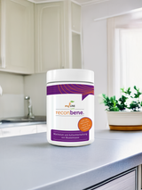 reconbene Molkenprotein steht auf der Küchentheke: Nahrungsergänzung ideal für Training, Muskelregeneration und aktiven Lebensstil