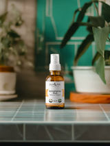 Eine Flasche DUALINE Schlafspray Plus mit Melatonin auf einem Tisch