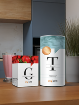 1 Dose myLINE Starter mit einer Packung myLINE Geschmacksvariation Erdbeere und ein fertiger Shake in der Küche