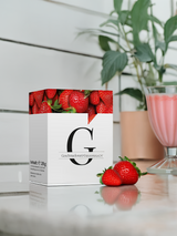 Eine Packung myLINE Geschmacksvariation Erdbeere mit Erdbeeren und einem Shake zum Abnehmen