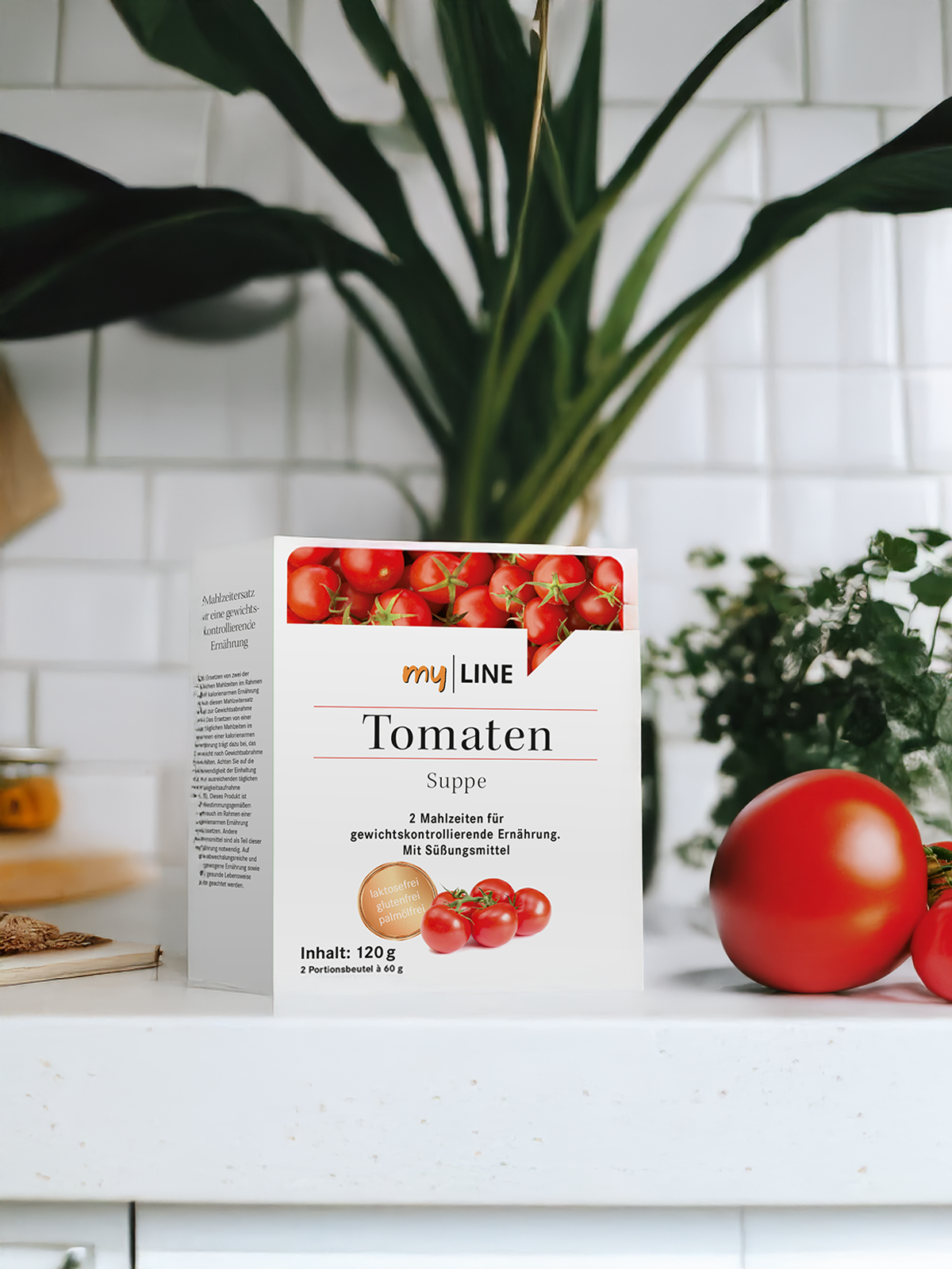 1 Packung myLINE Tomatensuppe neben Tomaten in der Küche