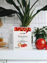 1 Packung myLINE Tomatensuppe neben Tomaten in der Küche