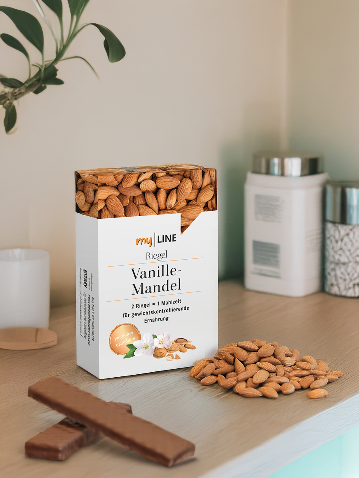 1 Packung myLINE Riegel Vanille-Mandel neben Riegeln und Mandeln auf einem Tisch