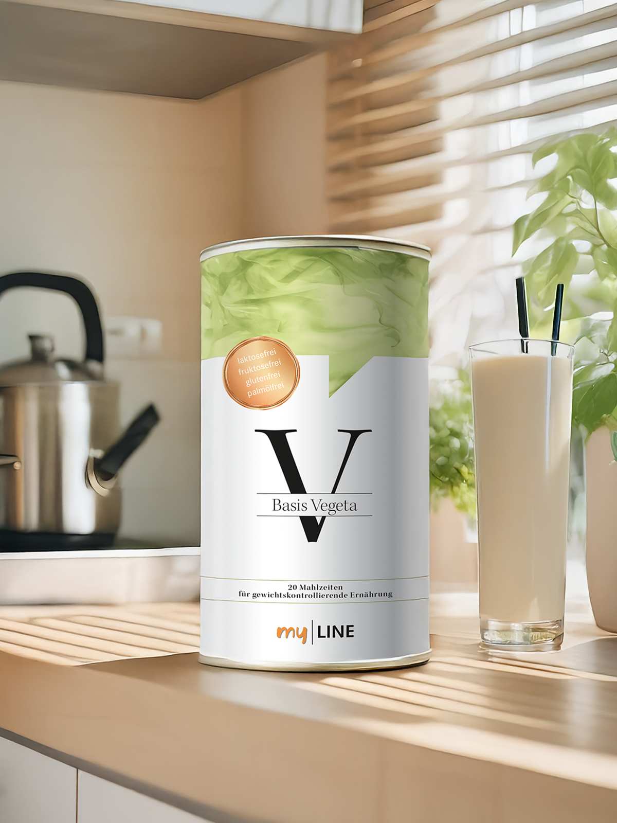 Eine Dose Basis Vegeta ind er Küche mit einem Shake im Glas