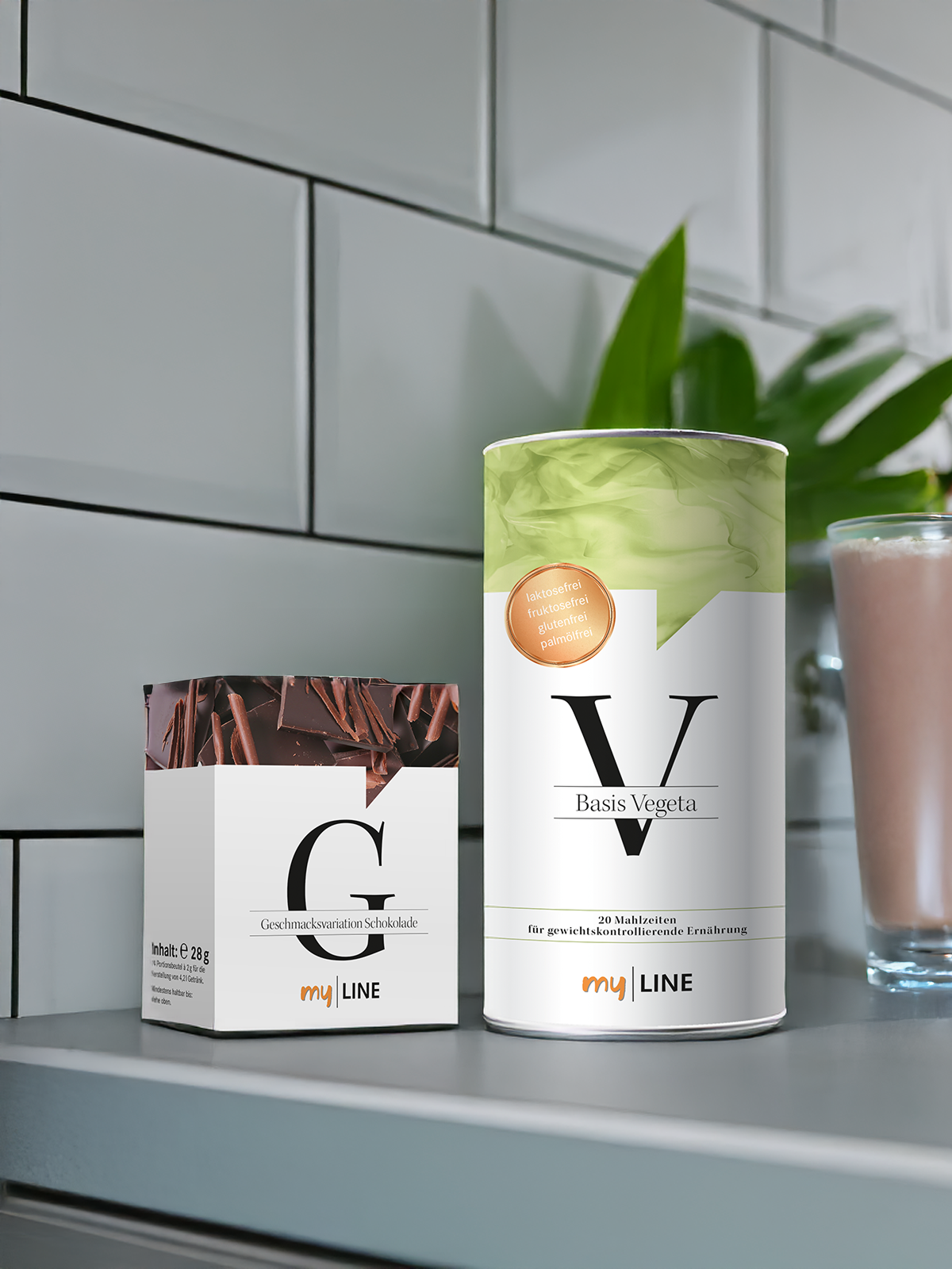 Eine Dose Basis Vegeta neben einer Packung Geschmacksvariation Schokolade