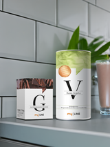 Eine Dose Basis Vegeta neben einer Packung Geschmacksvariation Schokolade