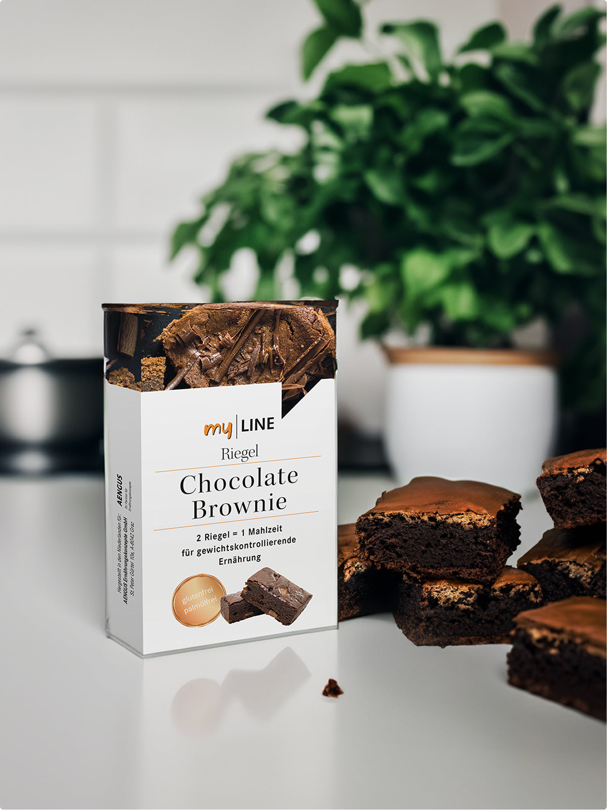 1 Packung myLINE Riegel Chocolate Brownie neben Brownies auf einem Tisch