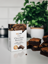 1 Packung myLINE Riegel Chocolate Brownie neben Brownies auf einem Tisch